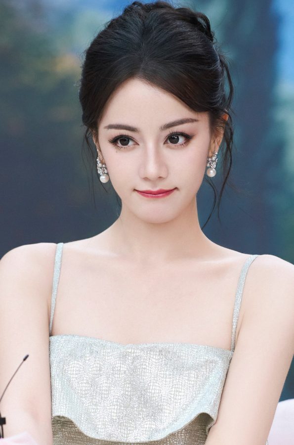 甜美公主迪丽热巴纱裙亮相，高跟凉鞋衬托纤细美足(6/12)