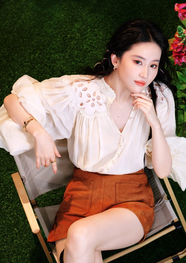 刘亦菲短裤秀出白皙美大腿，苗条身姿令人惊艳(2/4)