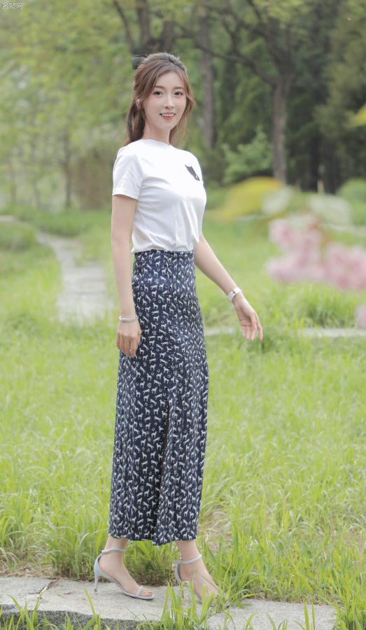 气质温柔的美女主持人朱梓橦身着开衩裙露出光滑玉腿(2/4)
