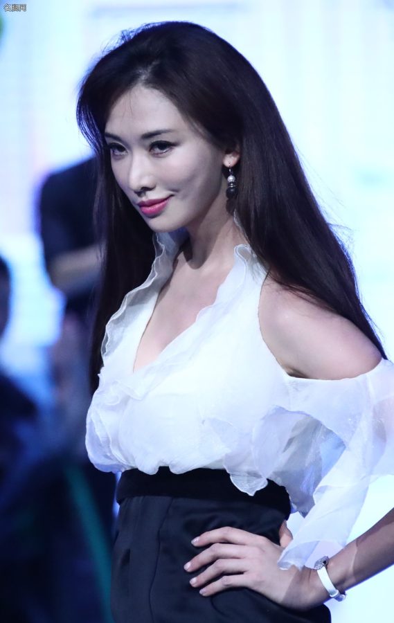 《女神的新衣》林志玲腿穿肉色丝袜踩细跟凉鞋走秀超有范儿(30/38)