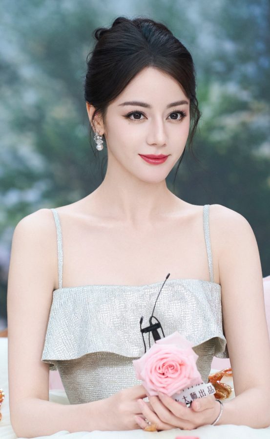 甜美公主迪丽热巴纱裙亮相，高跟凉鞋衬托纤细美足(7/12)