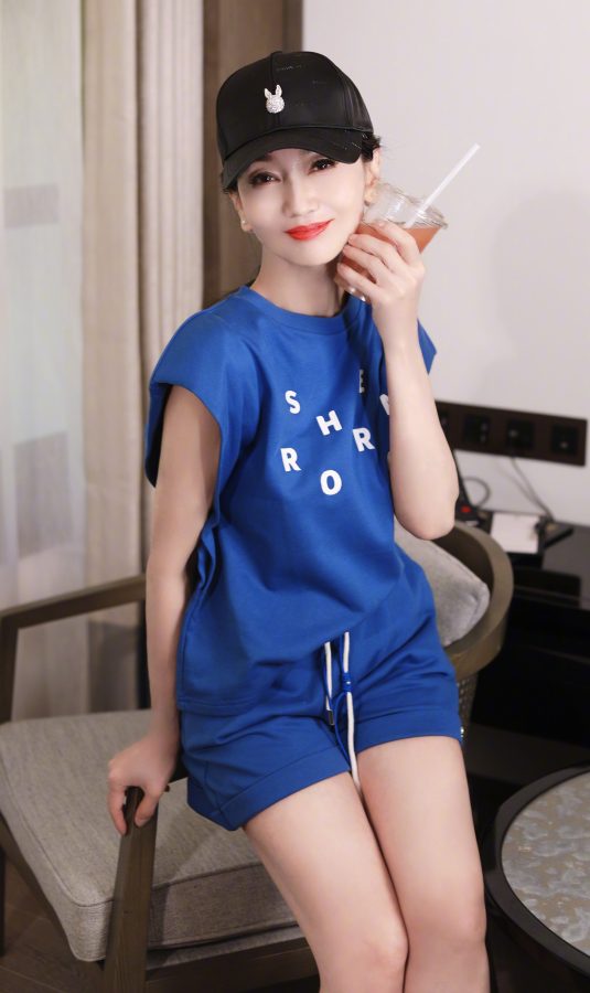 老妖精赵雅芝穿运动装大秀白皙美腿(1/6)