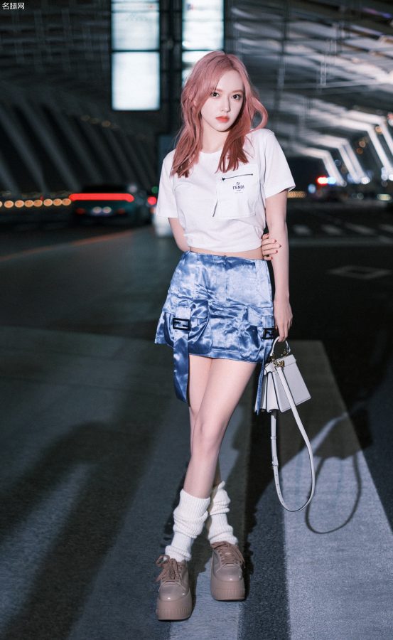 氧气美女程潇现身机场元气满满，一双美腿诠释青春魅力(1/6)