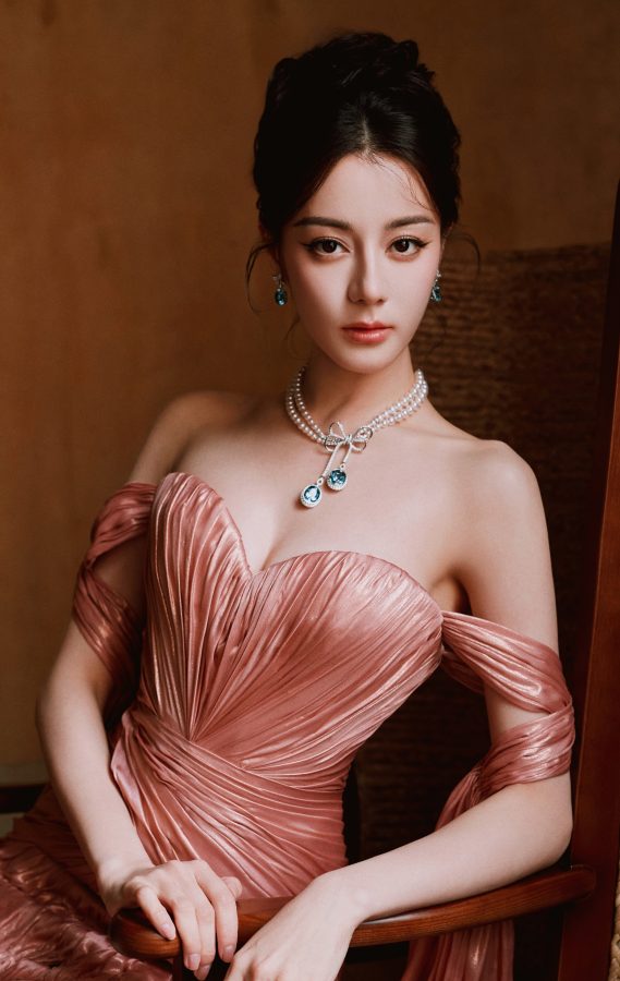 迪丽热巴性感粉裙亮相风情万种，高开叉大秀逆天美腿(11/13)