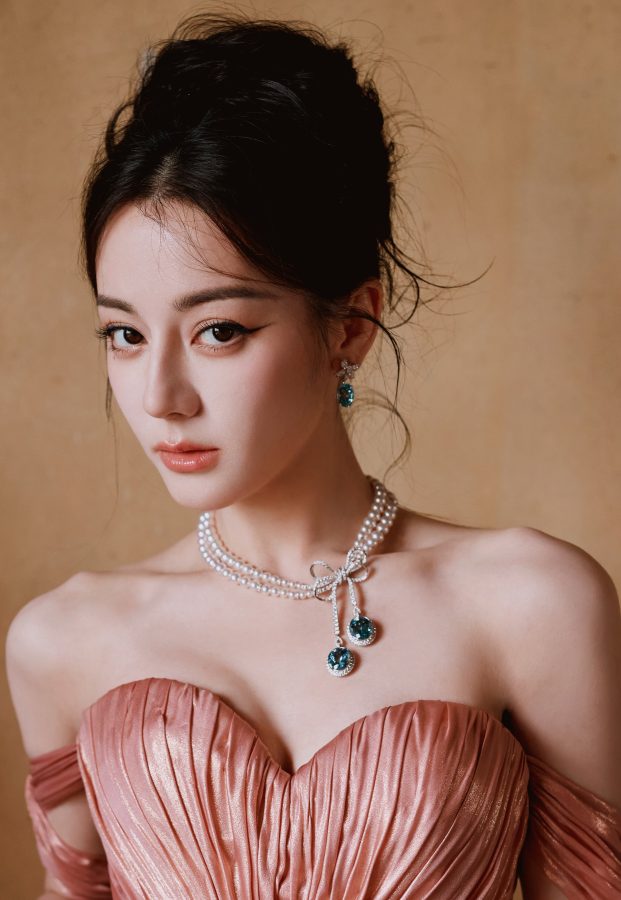迪丽热巴性感粉裙亮相风情万种，高开叉大秀逆天美腿(6/13)