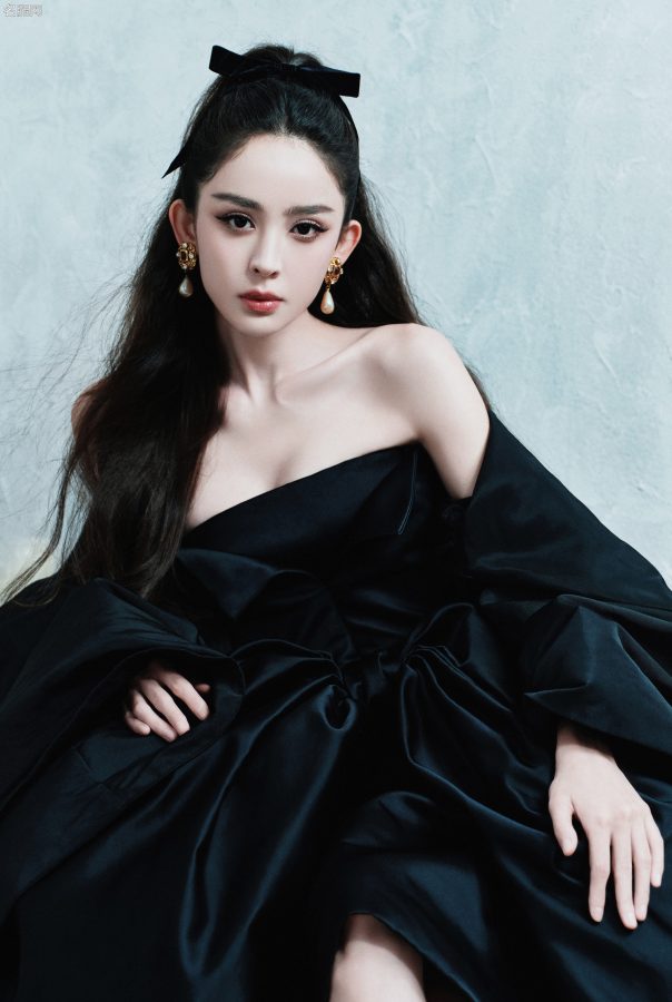 古力娜扎一袭黑裙尽显女神神秘性感范(8/10)