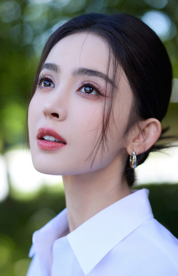 古力娜扎穿一条洁白连衣裙沐浴阳光，捕捉到大腿上有一只蚊子(7/14)