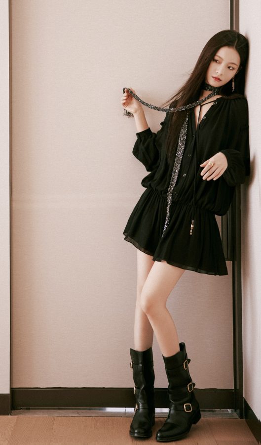 李庚希一袭黑裙勾勒曼妙身姿，纤细玉腿配马丁靴增添酷感(1/5)