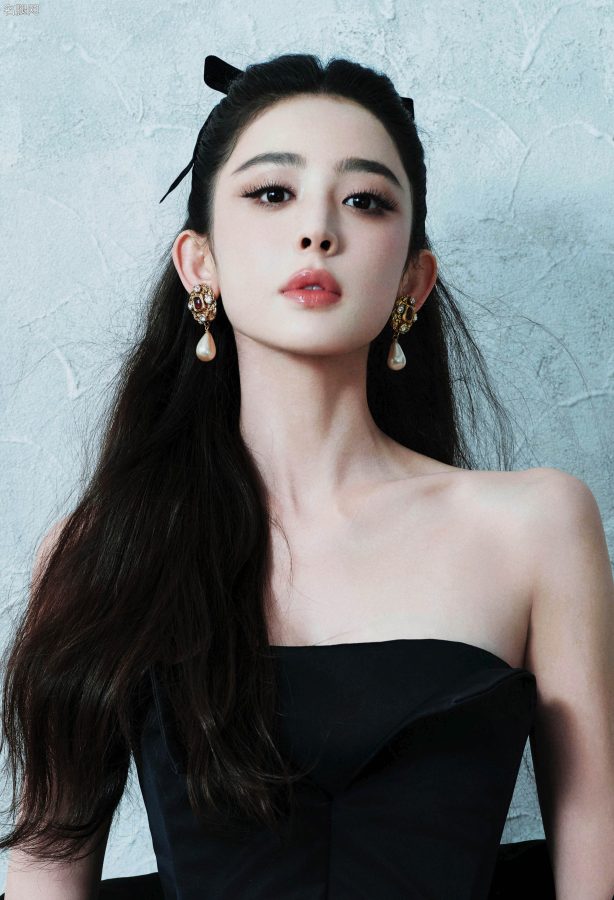古力娜扎一袭黑裙尽显女神神秘性感范(9/10)