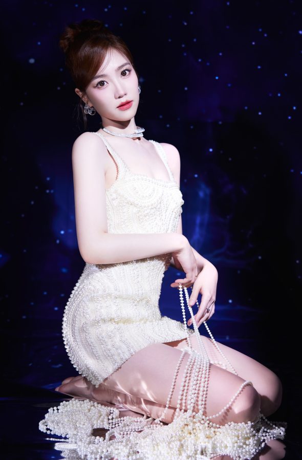 甜美公主张纯烨蹲姿撩人，珍珠裙下白皙玉足抢镜(3/9)