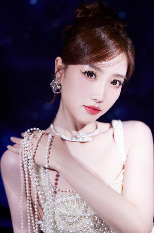 甜美公主张纯烨蹲姿撩人，珍珠裙下白皙玉足抢镜(6/9)