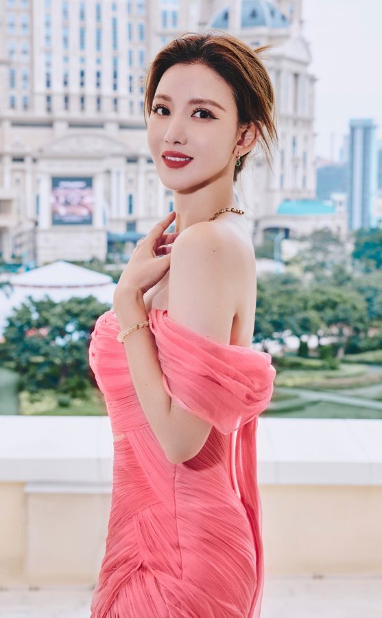 深V绿裙女神张萌气场全开，完美曲线令人惊艳(6/8)