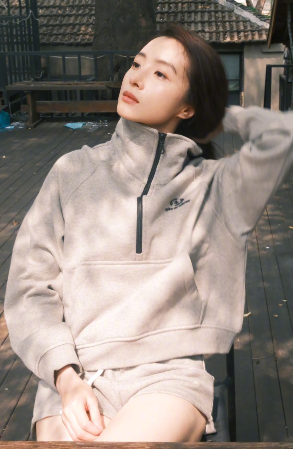 胡冰卿脚黑色五指袜拍照，一双光滑玉腿太美丽(2/2)