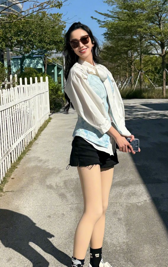 女明星娄艺潇腿上穿光腿神器外出(2/9)