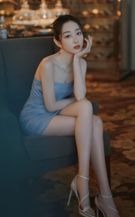蒋梦婕穿一条淡蓝色连衣裙秀出一双比例完美的长腿(2/6)