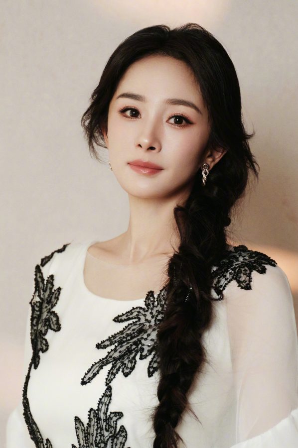 Yang Mi wears Christian Louboutin's red and white high heels, showing her elegant and sexy charm(6/8)