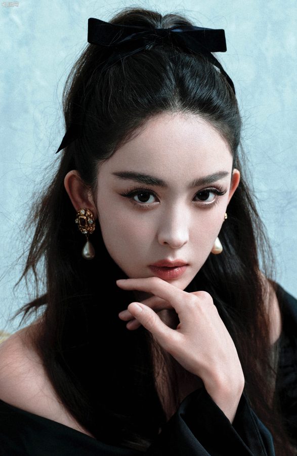 古力娜扎一袭黑裙尽显女神神秘性感范(7/10)