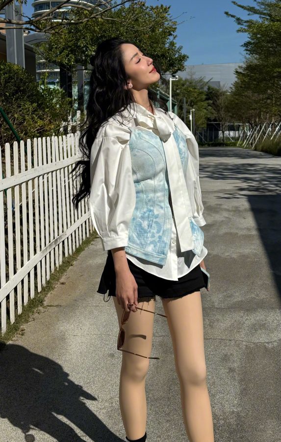 女明星娄艺潇腿上穿光腿神器外出(5/9)