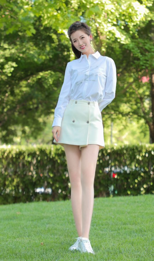 长身美女主持朱梓橦衬衫短裙长腿迷人(1/3)