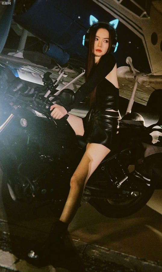Motorcycle girl Qi Wei shows off her beautiful legs in leather shorts and long boots(5/10)