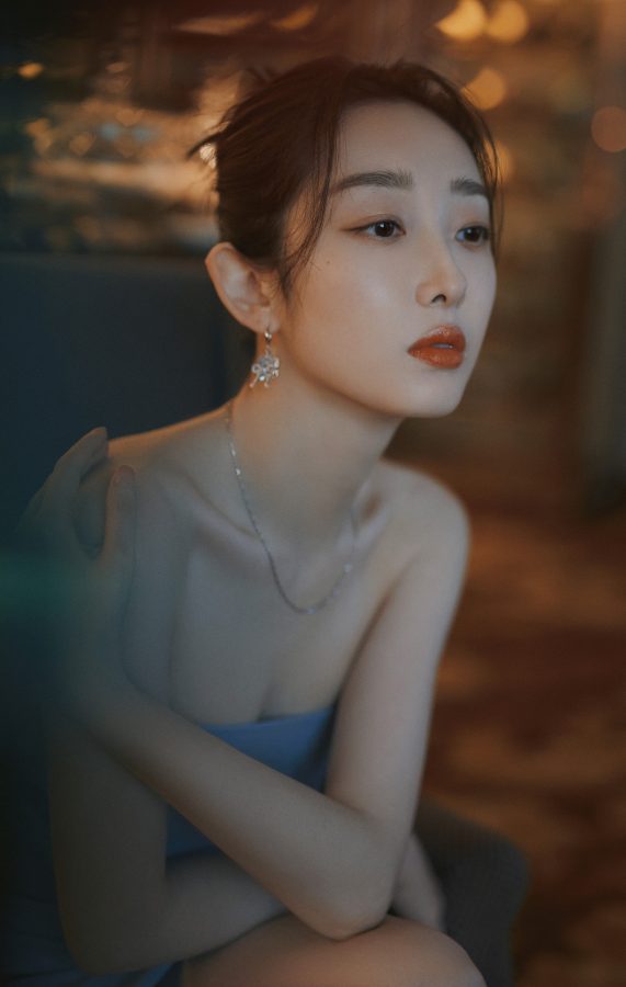 蒋梦婕穿一条淡蓝色连衣裙秀出一双比例完美的长腿(4/6)