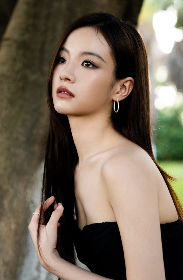 阳光下的清纯美人李庚希，曼妙身姿与笔直长腿，尽显高级性感(3/5)