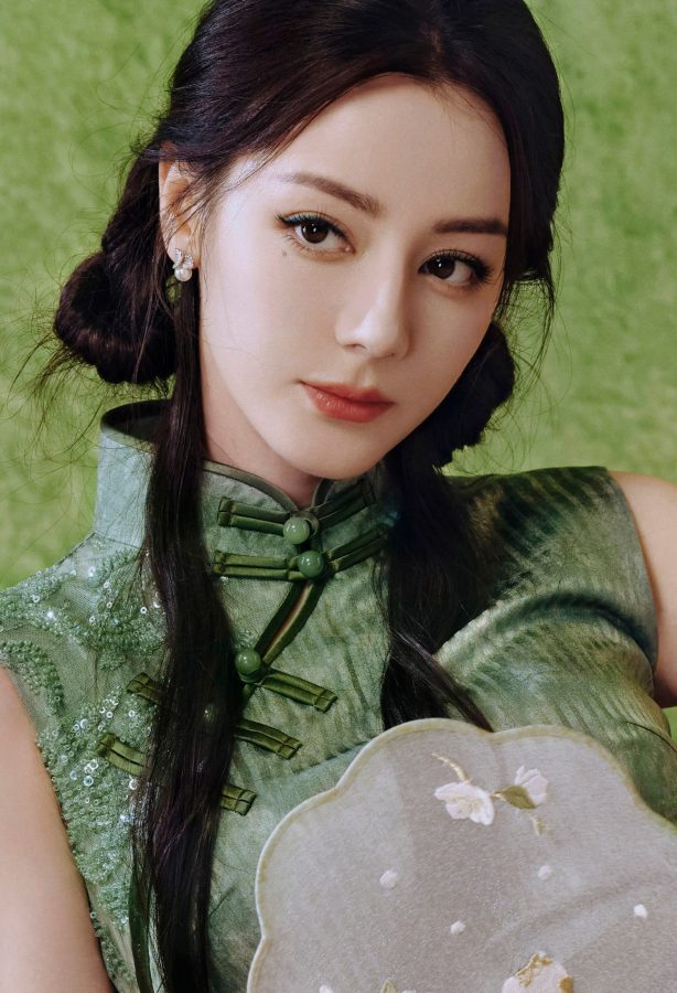 古风女神迪丽热巴旗袍纱裙造型玉腿美足动人展现(3/13)