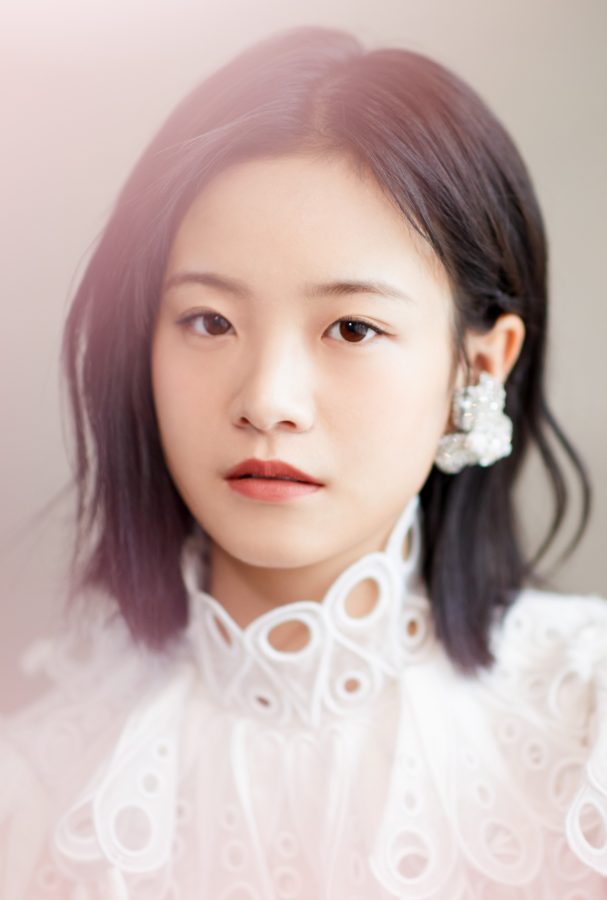 清纯美女李庚希穿白裙踩坡跟凉鞋玉腿纤细光滑(2/3)
