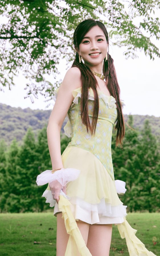 张纯烨女团风双马尾元气满满,飘逸裙摆搭配高跟长靴尽显青春美腿(3/6)