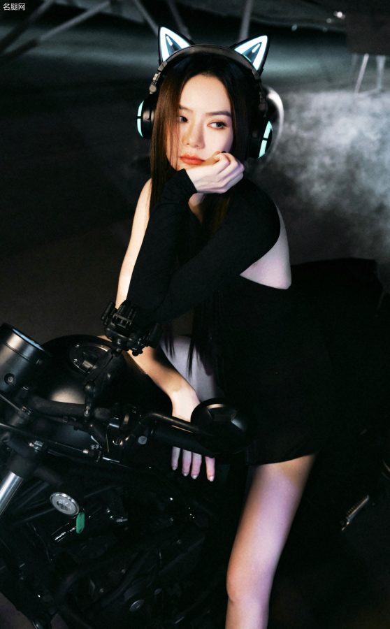 Motorcycle girl Qi Wei shows off her beautiful legs in leather shorts and long boots(3/10)