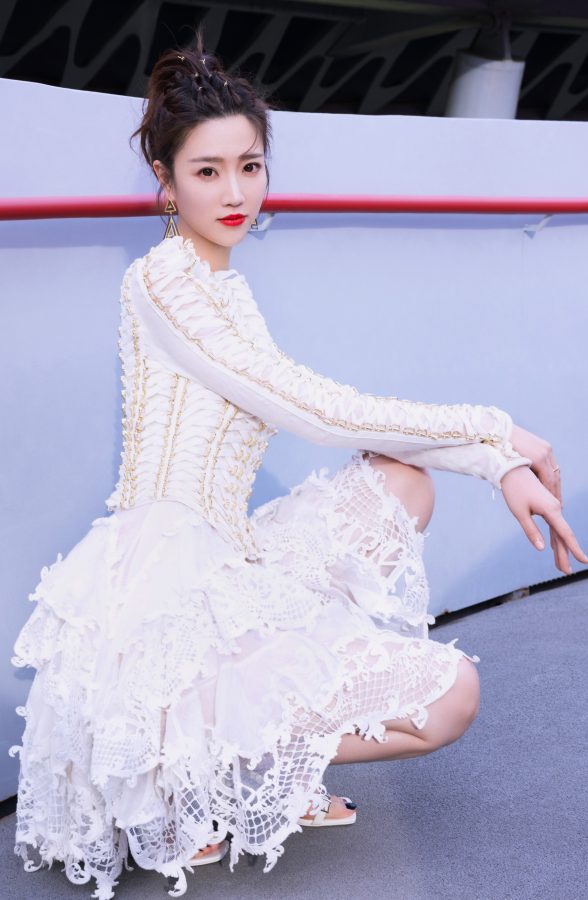 甜美张纯烨蕾丝裙踩一字带高跟鞋秀美腿玉足(4/7)