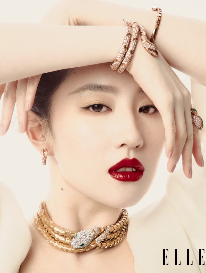刘亦菲为《ELLE》杂志拍摄高级感大片，薄纱半透裙下大秀修长美腿(4/6)