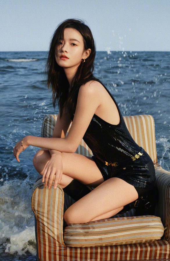 李庚希《精品购物指南 》海边松弛感美腿大片(2/8)