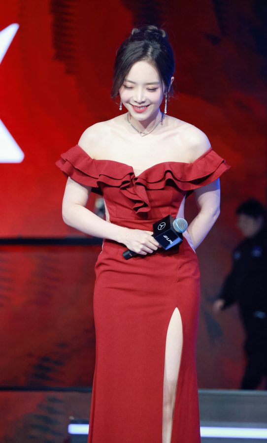 余霜穿红色热情高开叉裙自信秀出修长美腿(5/6)