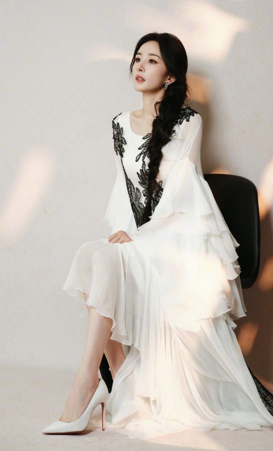 杨幂脚踩Christian Louboutin路铂廷红底白高跟尽显优雅性感魅力(1/8)