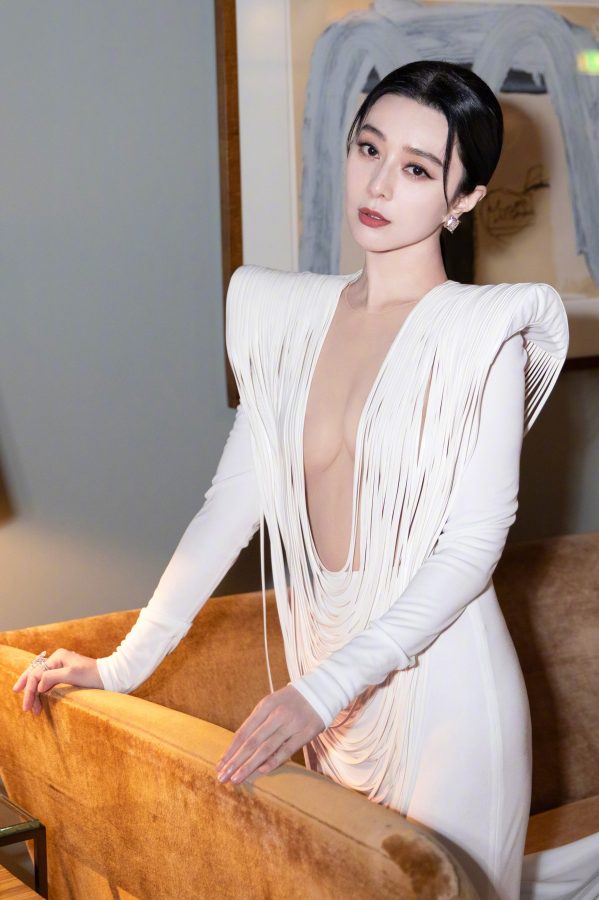范冰冰深V白裙气场全开，性感与高级感并存亮相柏林电影节闭幕式(8/14)