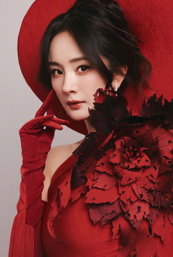 杨幂红色绸缎礼服配丝绒手套演绎复古魅力，手扶高跟秀出白皙足背(6/12)