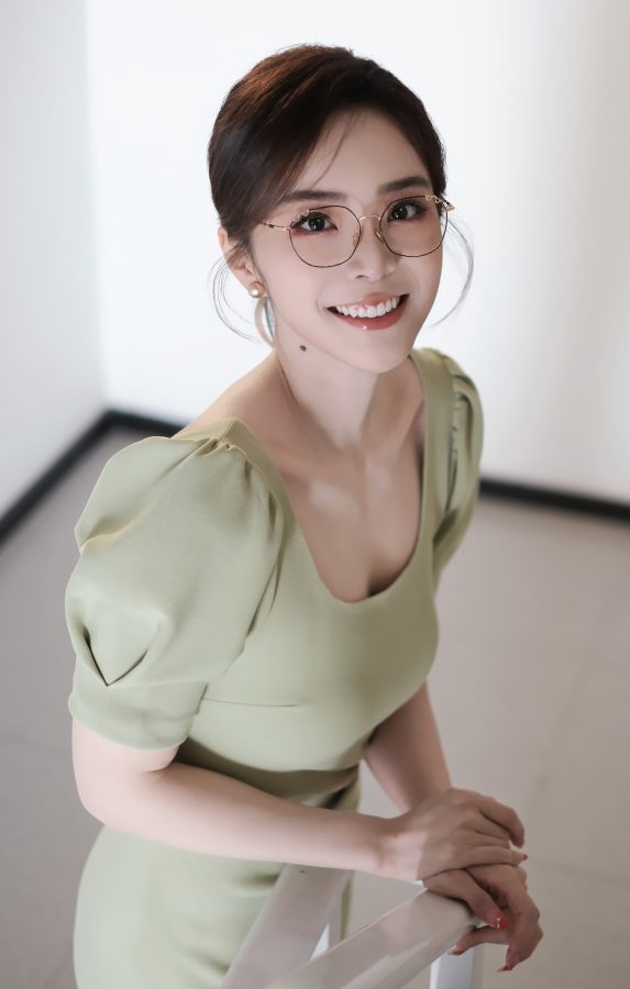 余霜这次是眼镜御姐风，穿修身紧身裙秀出曼妙身姿(5/6)