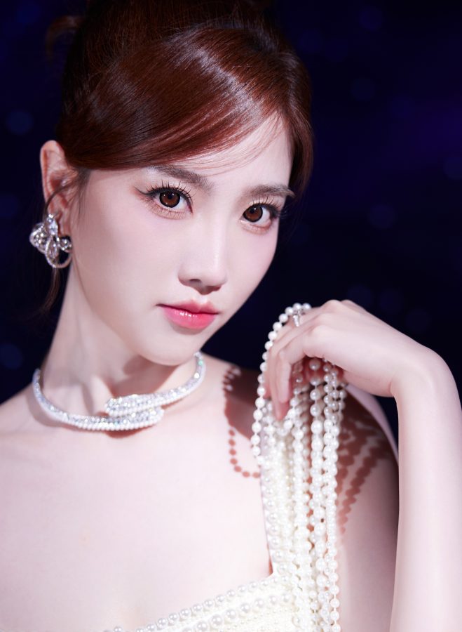 甜美公主张纯烨蹲姿撩人，珍珠裙下白皙玉足抢镜(7/9)