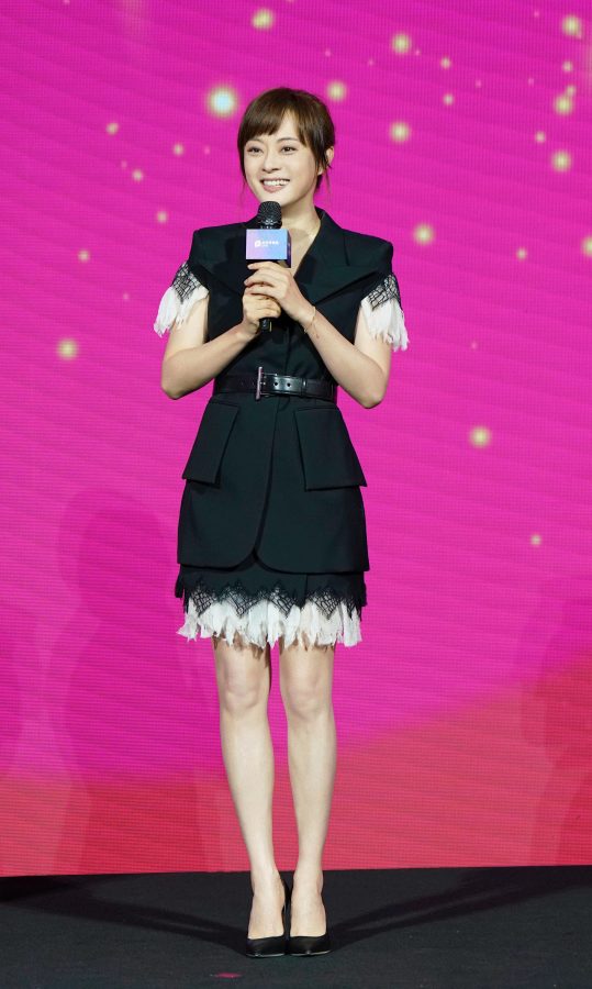 女星孙俪出席太平洋保险活动一双玉腿吸睛(1/4)
