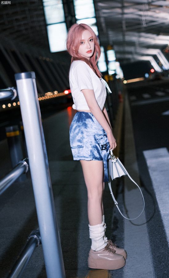 氧气美女程潇现身机场元气满满，一双美腿诠释青春魅力(2/6)
