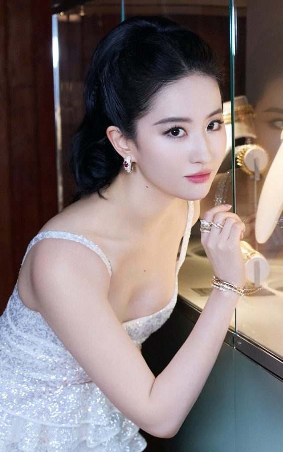 刘亦菲身穿吊带蛋糕白裙秀出如玉般无瑕的美腿(4/8)