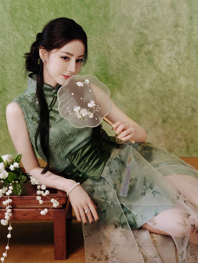 古风女神迪丽热巴旗袍纱裙造型玉腿美足动人展现(4/13)