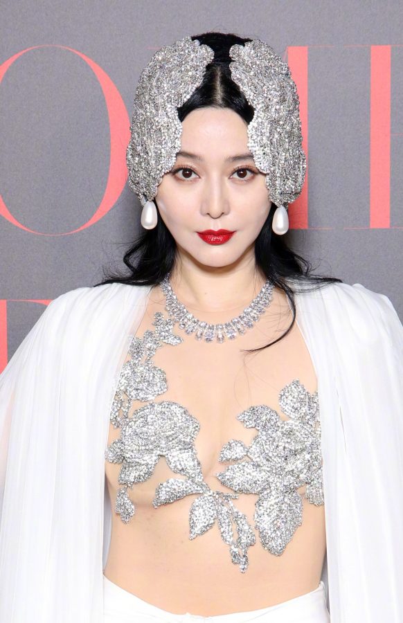 Fan Bingbing boldly wore a silver embroidered hollow design dress to appear at the Cannes Film Festival dinner(5/8)