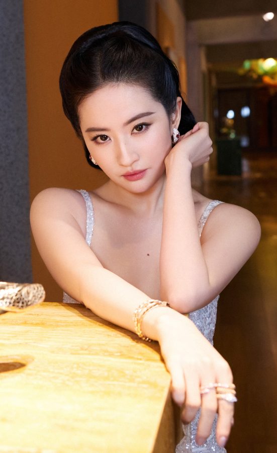 刘亦菲身穿吊带蛋糕白裙秀出如玉般无瑕的美腿(5/8)