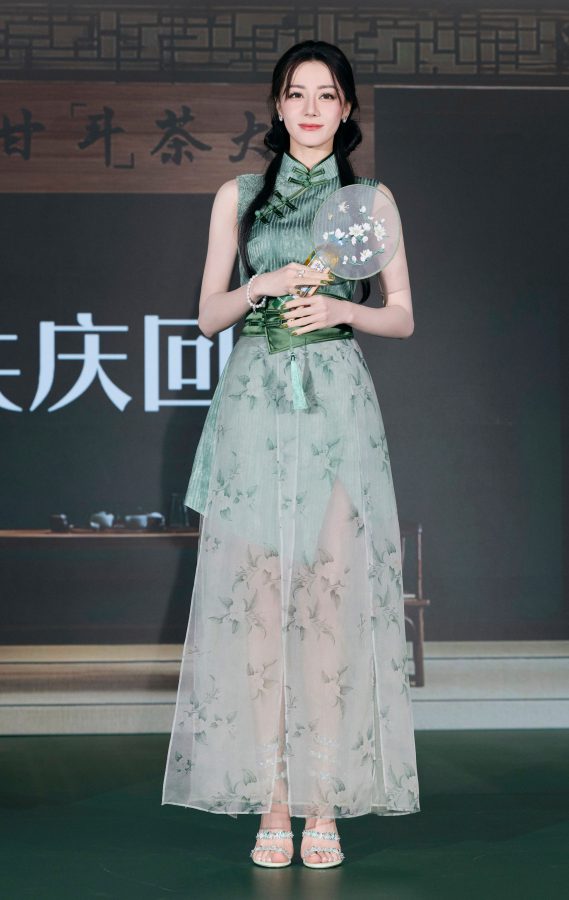古风女神迪丽热巴旗袍纱裙造型玉腿美足动人展现(9/13)