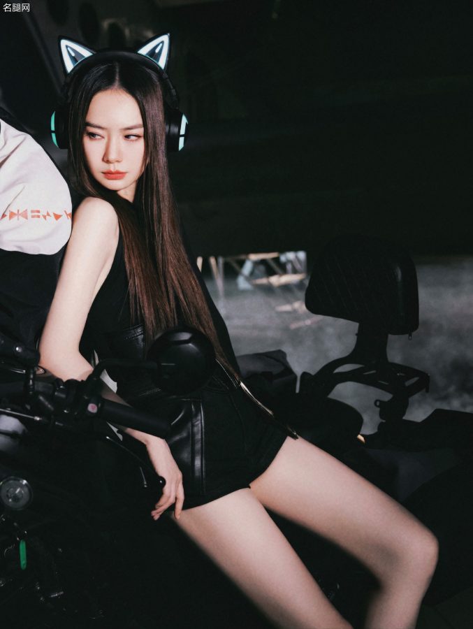 机车女郎戚薇皮短裤搭长靴秀美腿(9/10)