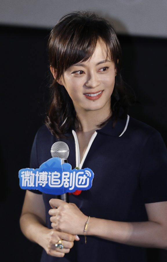 孙俪宣传新剧踩白色尖头高跟鞋秀出美足弓(4/4)