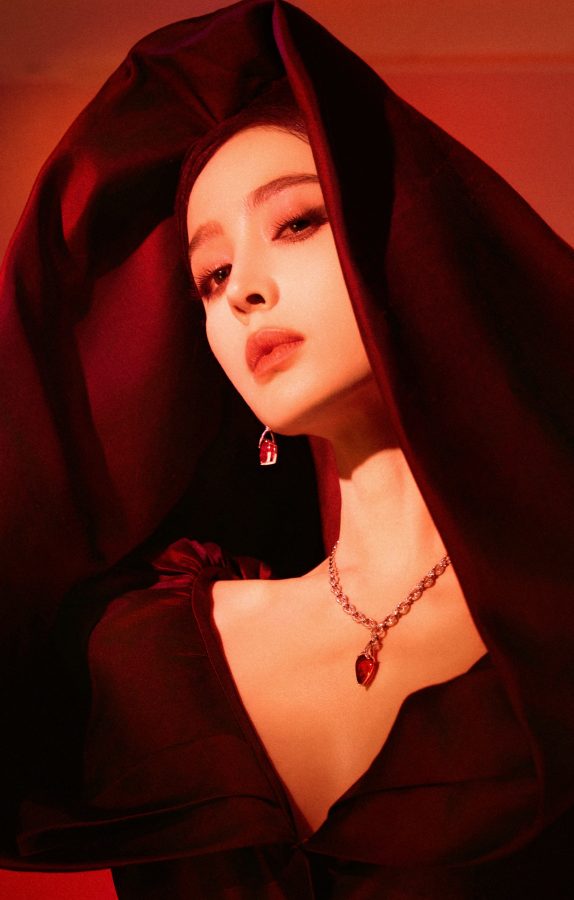 红袍女巫师古力娜扎穿丝绸礼服尽显曼妙身姿大长腿(8/9)