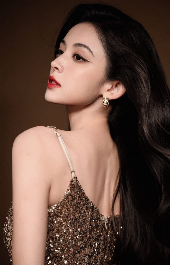 古力娜扎穿低胸吊带连衣裙尽显S曲线，华丽气质无人能及(5/5)